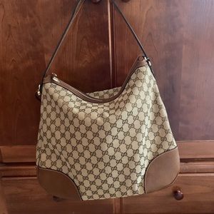 Classic Gucci shoulder bag.